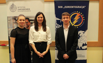 Od lewej: Z. Brodowska - wiceprezes SKN Eurointegracja; N. Kłubko - prelegentka; D. Kubis - prezes SKN Eurointegracja