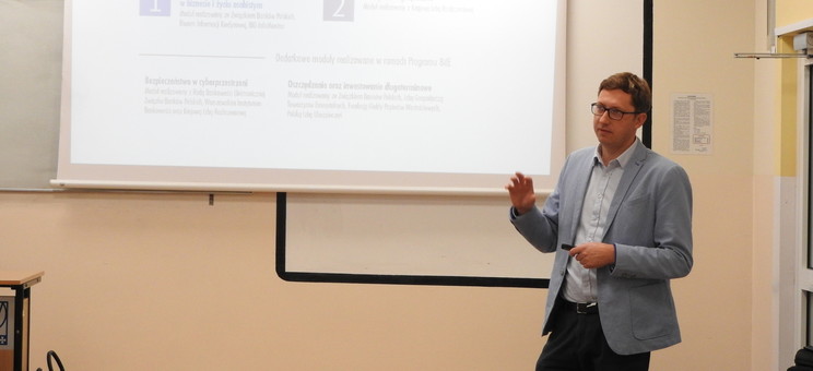 Krzysztof Ostafiński podczas prelekcji, źródło: organizator wykładu.