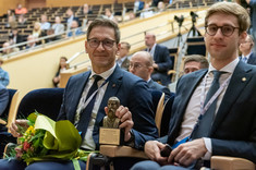 Od lewej: Dainius Kreivys z nagrodą im. Ignacego Łukasiewicza i Gabriel Gorbačevski, fot. A. Surowiec