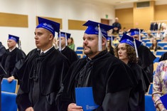 Absolwenci podczas graduacji, 