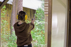 Studentka podczas strzelania, zdjęcie udostępnione przez uczestników