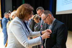 Wojewoda Podkarpacki Ewa Leniart wręcza odznaczenia państwowe