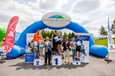 Na podium laureaci biegu rodzinnego, w towarzystwie prorektorów PRz (twarze dzieci rozmyto celowo, dla ochrony wizerunku nieletnich), fot. Agnieszka Koterba