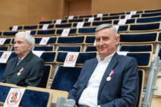 Widok osób zgromadzonych w sali, gdzie odbywała się uroczystość