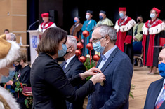 Złoty Medal za Długoletnią Służbę dla dr. hab. inż. Mirosława Śmieszka, prof. PRz wręcza wojewoda podkarpacki Ewa Leniart, fot. A. Surowiec