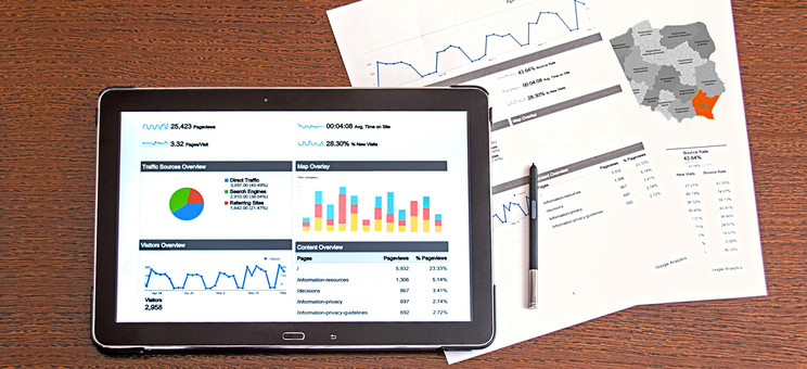 Grafika przedstawiająca hipotetyczne dane statystyczne dostępne na monitorze tableta, źródło: pixabay